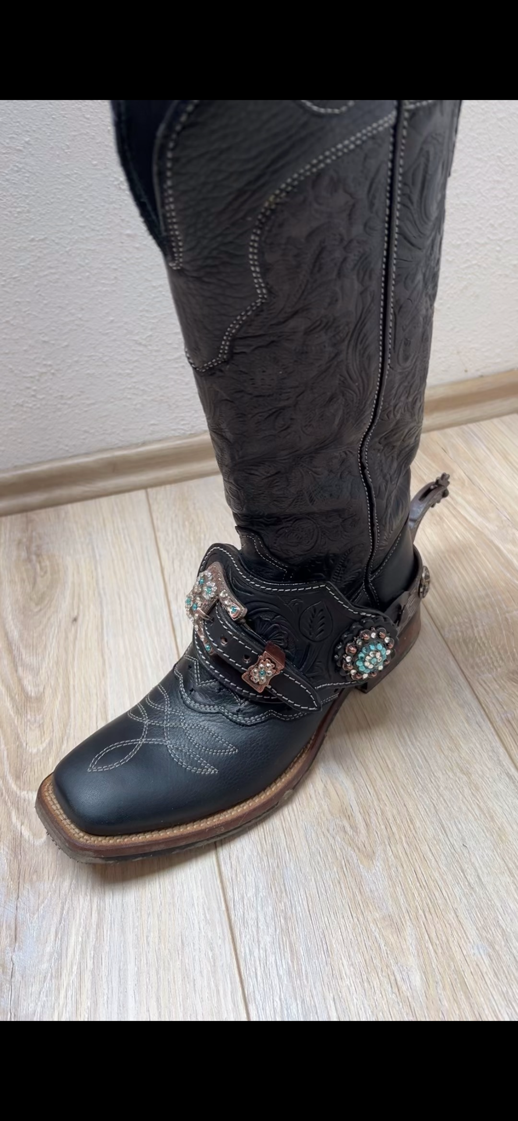 Western Sporenriemen schwarz mit türkisen Strass-Conchos und verzierten Schnallen