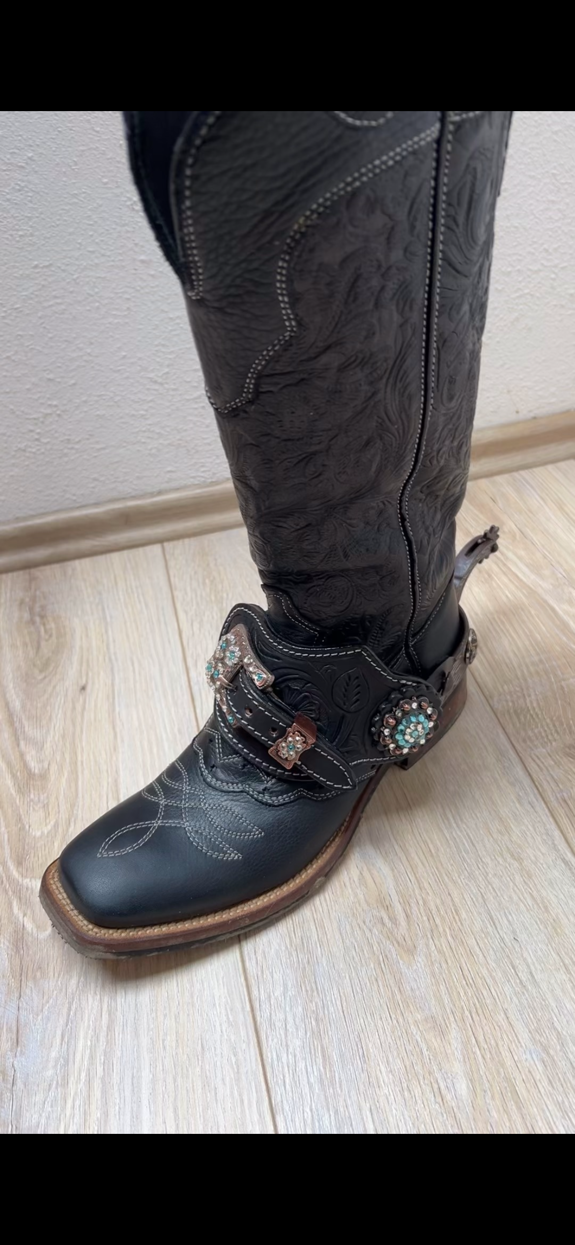 Western Sporenriemen schwarz mit türkisen Strass-Conchos und verzierten Schnallen