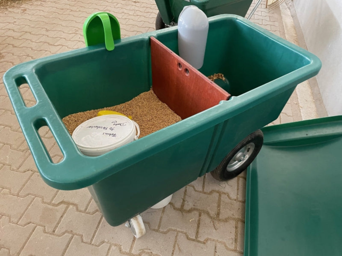JFC Futterwagen 255 l schmal – ideal für jede Stallgasse und 2 Sorten Futter
