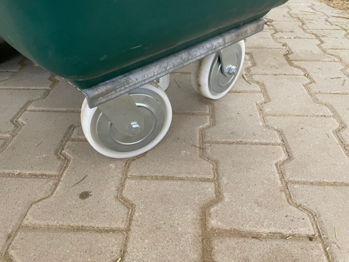 JFC Futterwagen 255 l schmal – ideal für jede Stallgasse und 2 Sorten Futter