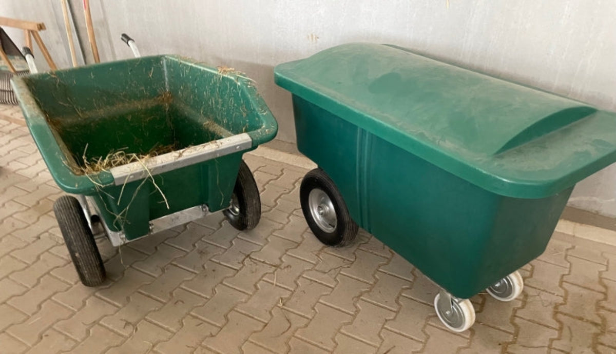 JFC Futterwagen 255 l schmal – ideal für jede Stallgasse und 2 Sorten Futter