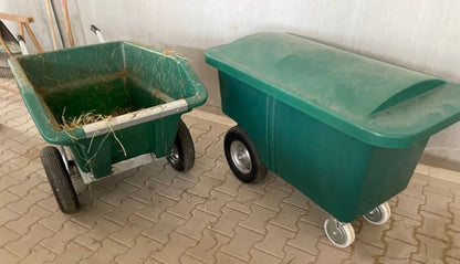 JFC Futterwagen 255 l schmal – ideal für jede Stallgasse und 2 Sorten Futter
