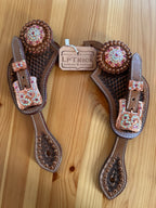 Western Sporenriemen braun mit rosegoldenen Strass-Conchos und verzierten Schnallen