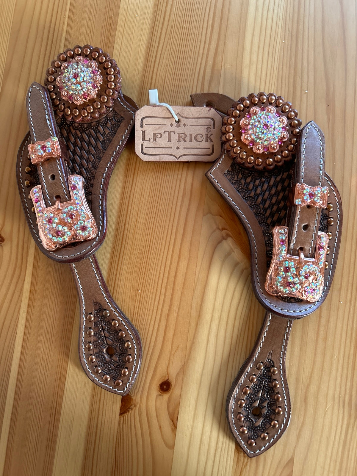 Western Sporenriemen braun mit rosegoldenen Strass-Conchos und verzierten Schnallen