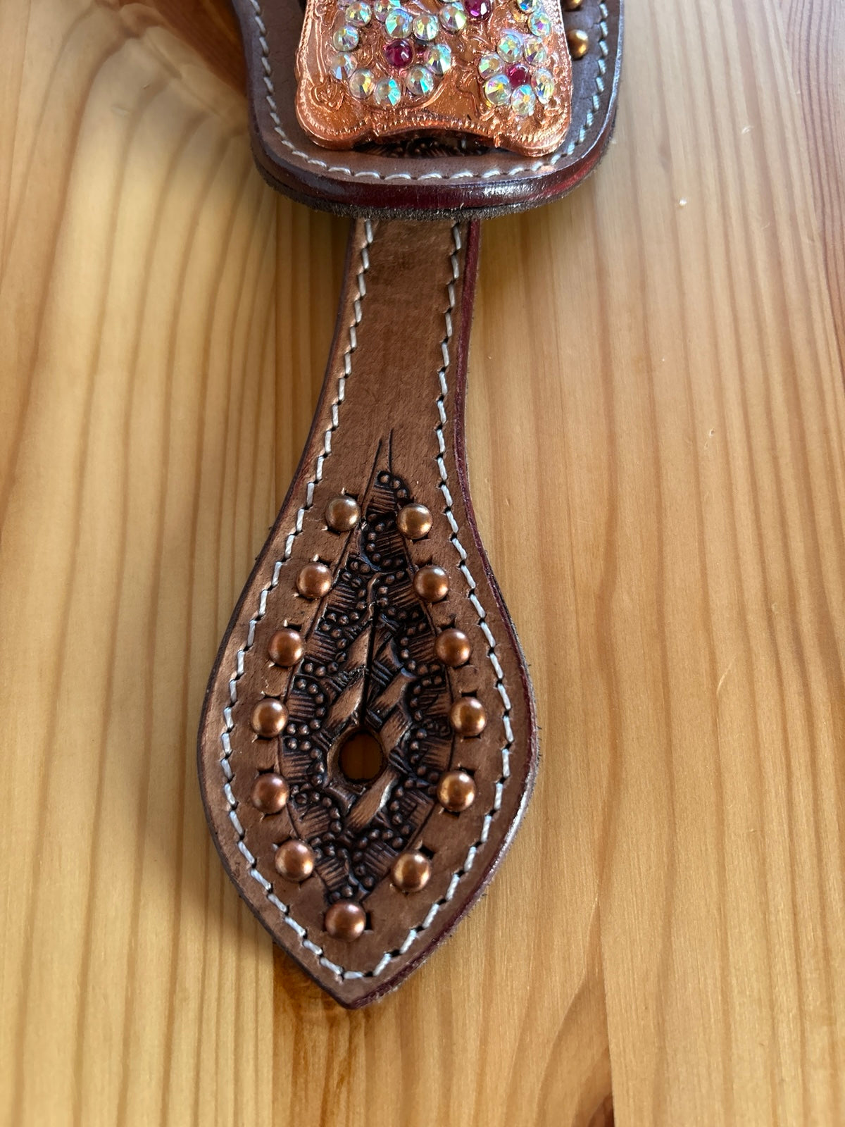 Western Sporenriemen braun mit rosegoldenen Strass-Conchos und verzierten Schnallen