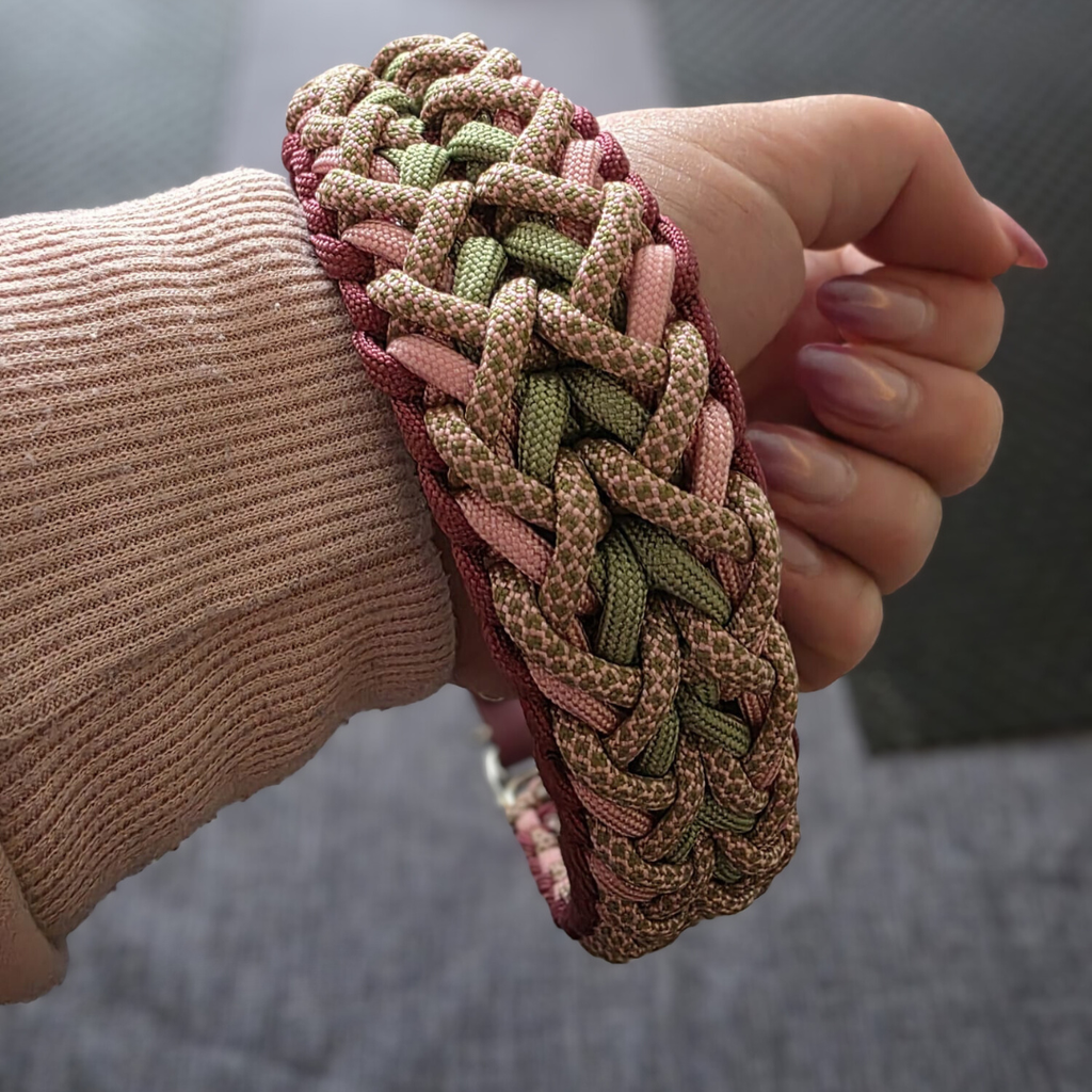 Pfotenlieblinge - Handgemachtes Paracord-Hundehalsband „Rosé Sage“