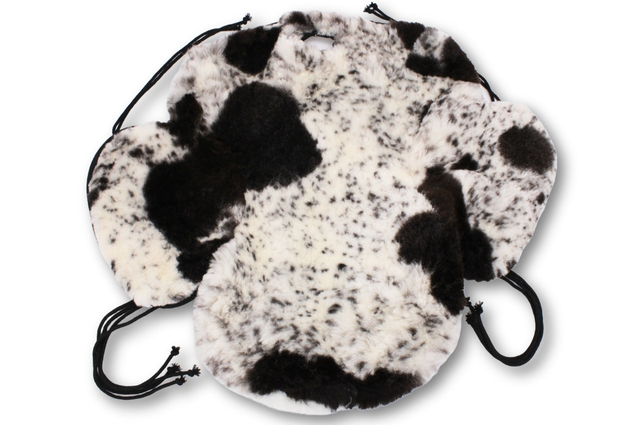 Exklusive Unikate - Lammfell Western Sattelsitzbezug Scheckfell mit Hornausschnitt,