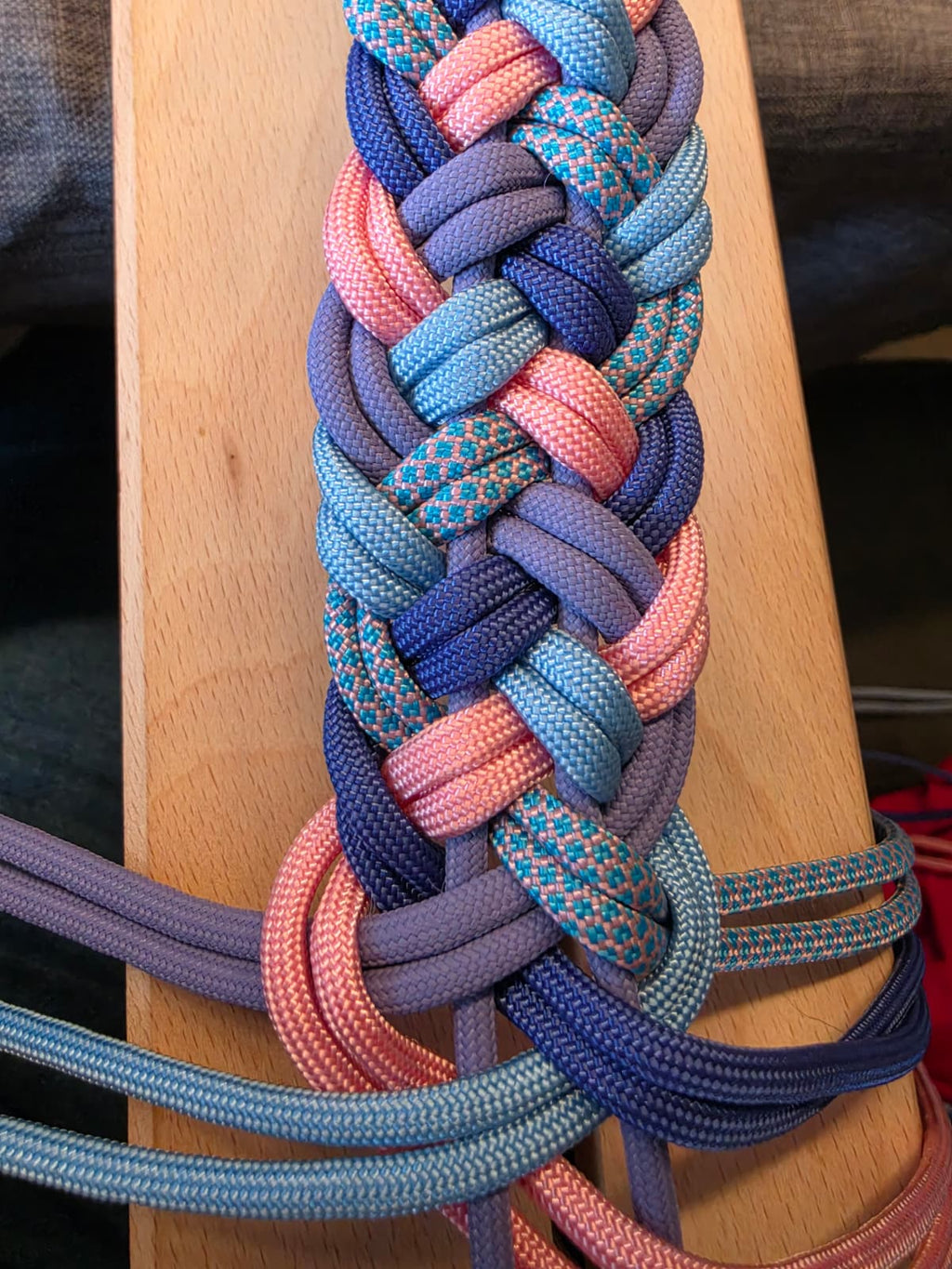 Pfotenlieblinge - Handgemachtes Paracord-Hundehalsband Bubblegum