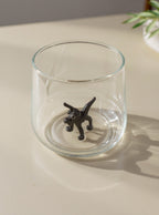 Trinkglas mit schwarzem Hund im Glas