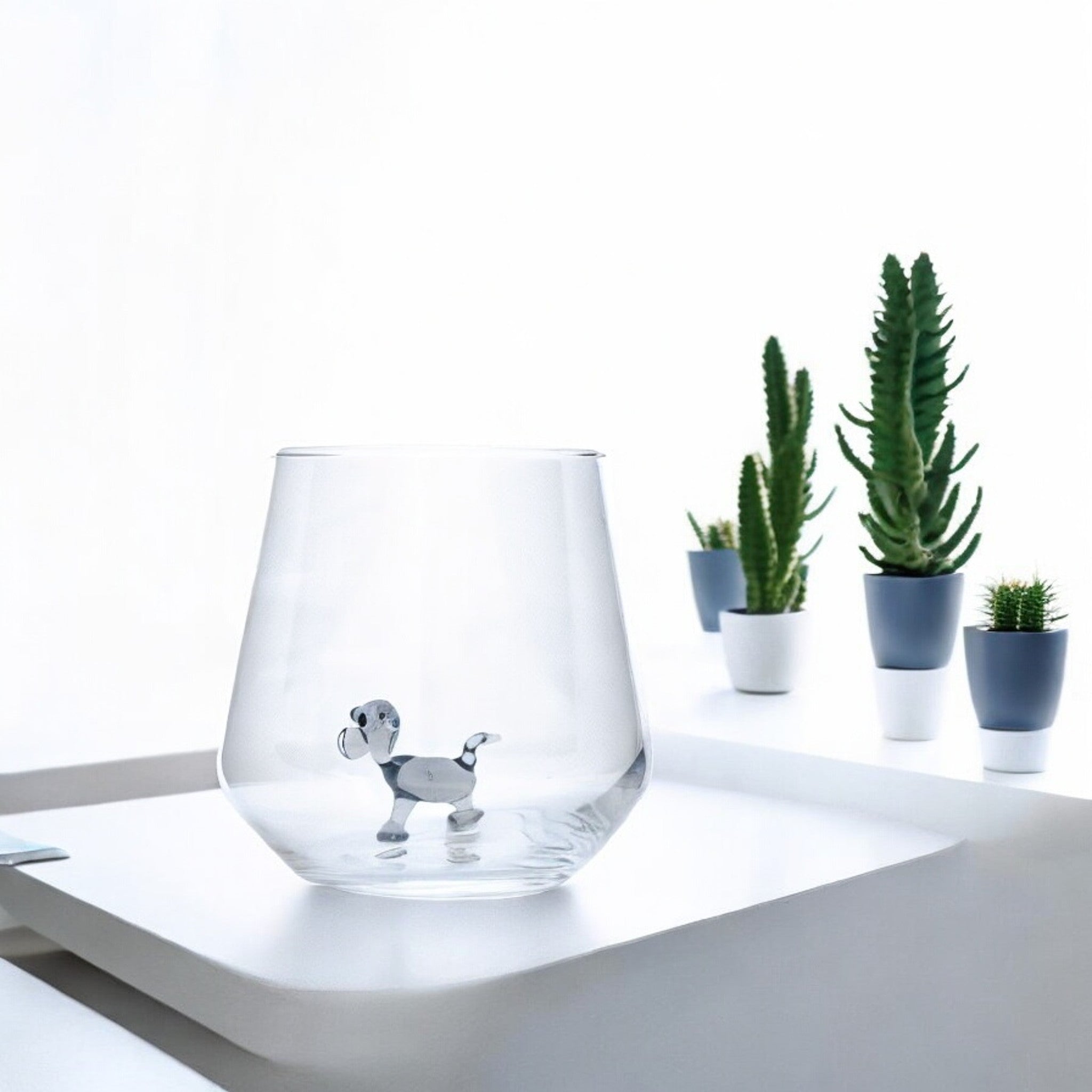 Trinkglas mit schwarzem Hund im Glas