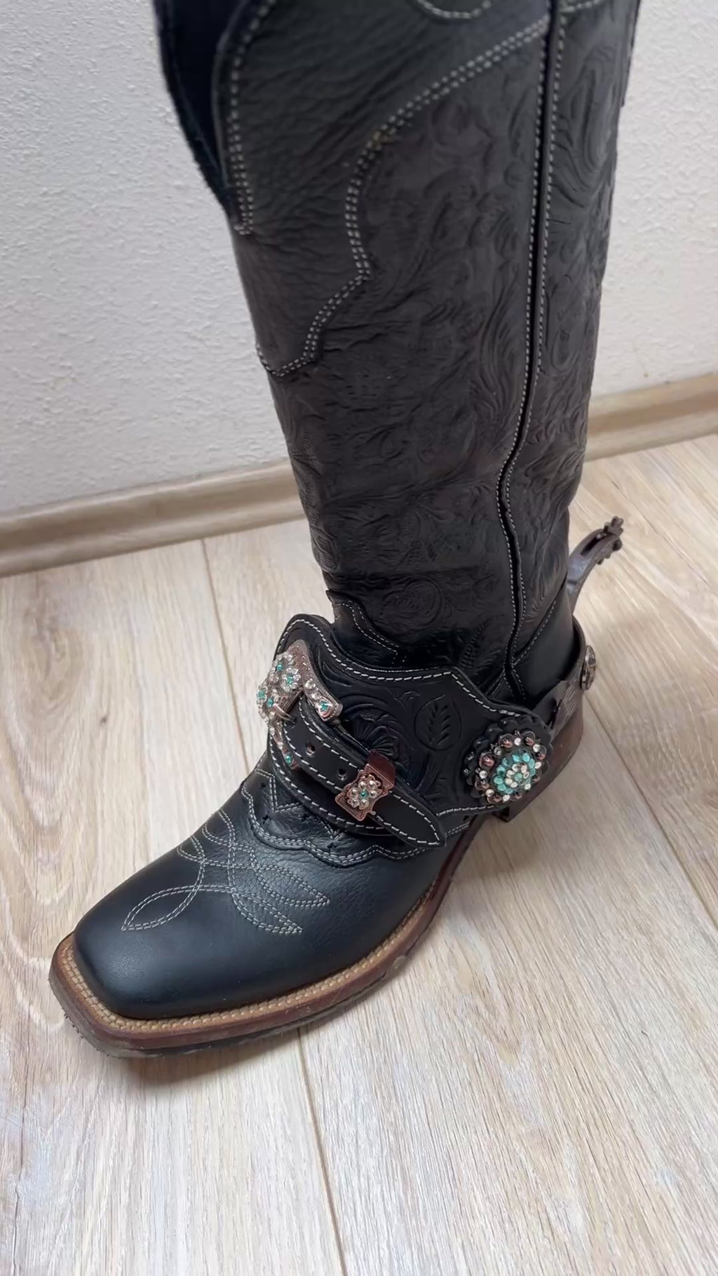Western Sporenriemen schwarz mit türkisen Strass-Conchos und verzierten Schnallen